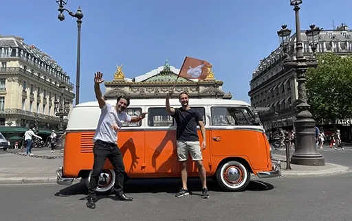 Photo de l'équipe devant le van à l'Opéra de Paris