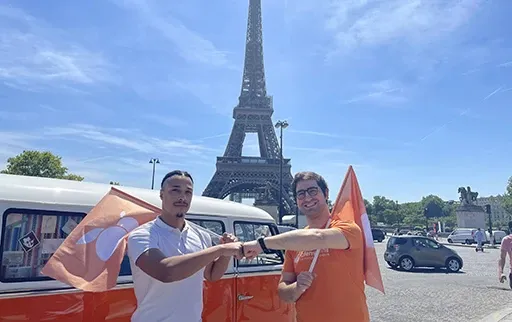 Photo de l'équipe devant le van à la tour Eiffel